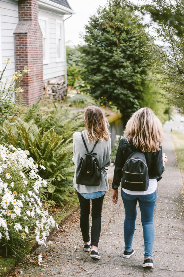 Jeunes femmes avec un sac à dos