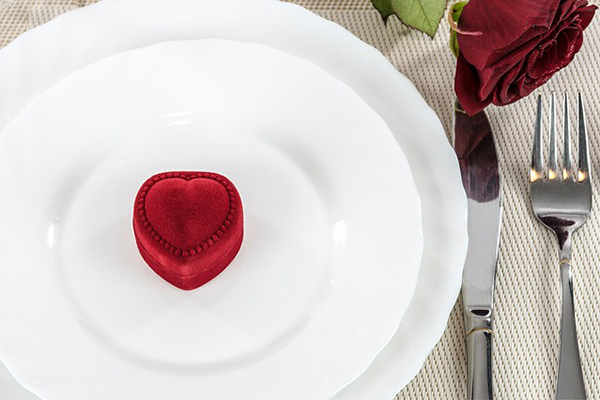 Une demande en mariage au cours d'un dîner romantique