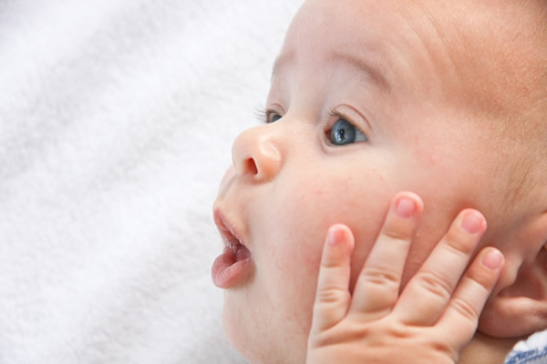 Un bébé l'air surpris