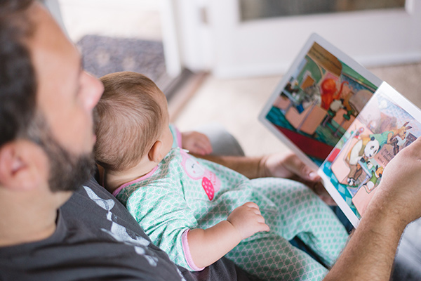 Bébé lit une belle histoire avec son papa