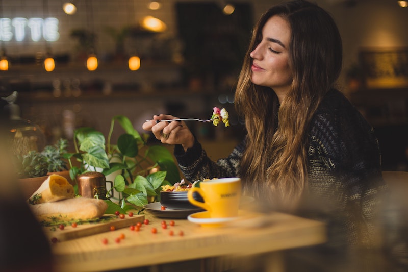 Une jeune femme qui mange