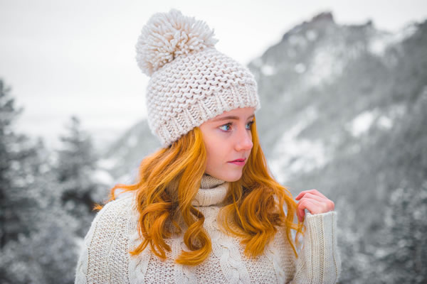 Jeune femme portant un bonnet blanc en laine, photo de Jeremy Thomas