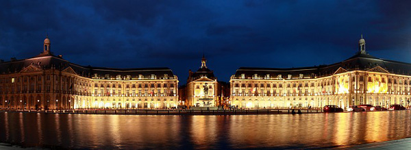 Ville de Bordeaux, miroir d'eau, de nuit