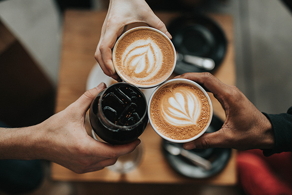 Deux tasses de café et un verre de coca