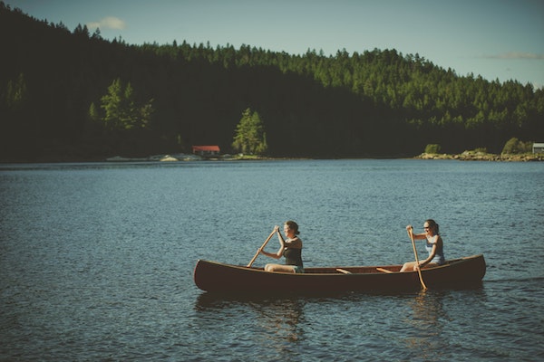 Deux femmes dans un canöe