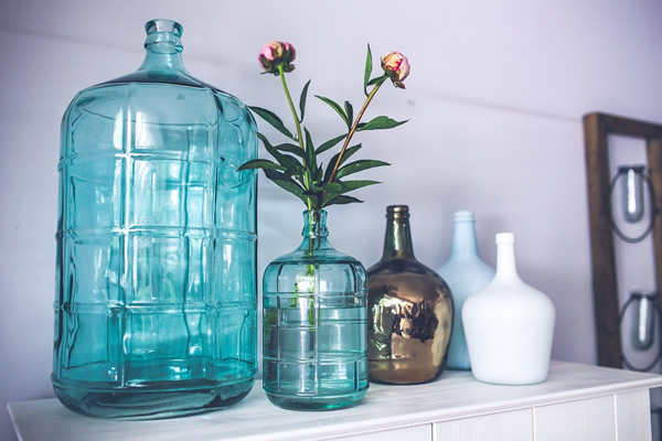 accumulation décorative de carafe et vases