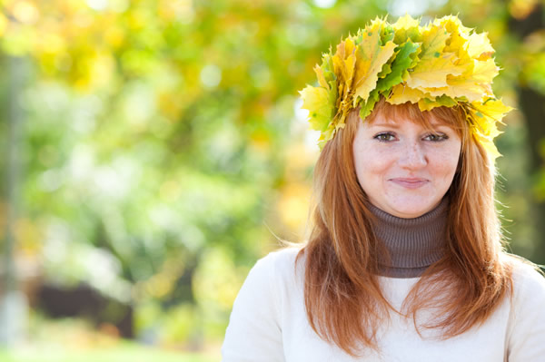 Jeune fille avec chapeau vert