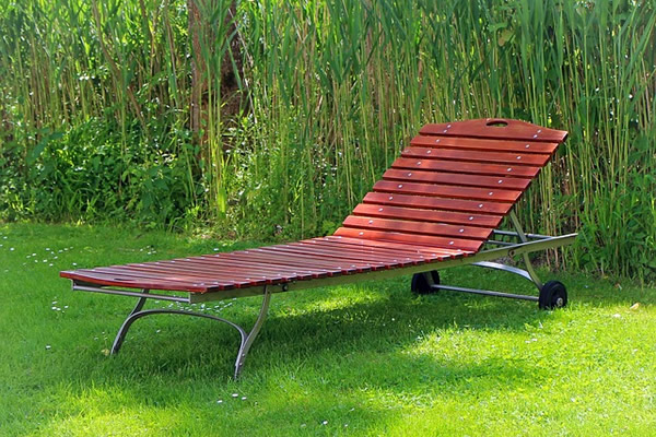 Une chaise longue dans un jardin