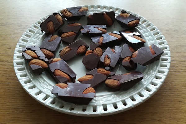 Assiette de chocolats aux amandes