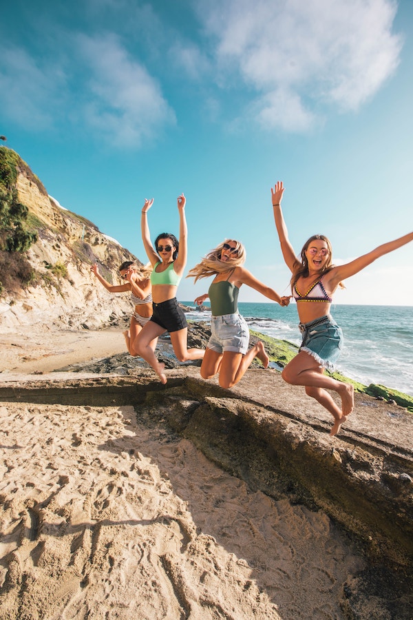 Groupe d'amies sur la plage