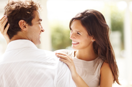 Un couple qui se regarde avec l'air amoureux