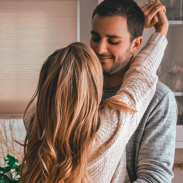 Un couple amoureux qui se regarde dans les yeux