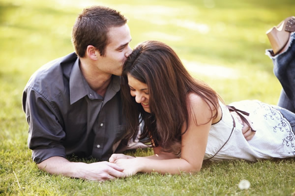 Un couple allongé dans l'herbe