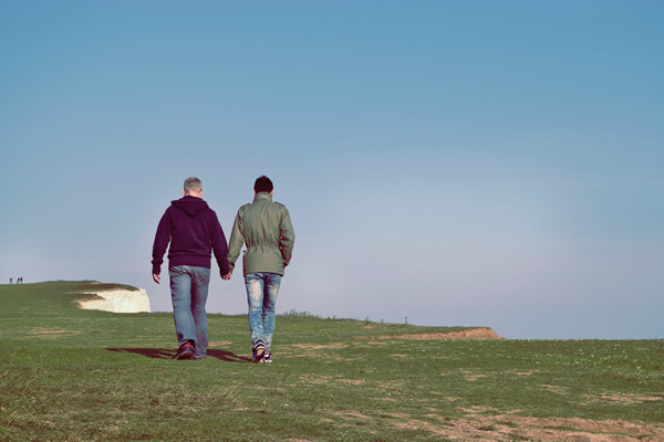 Deux hommes se tiennent par la main