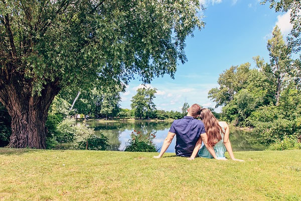 couple dans une prairie