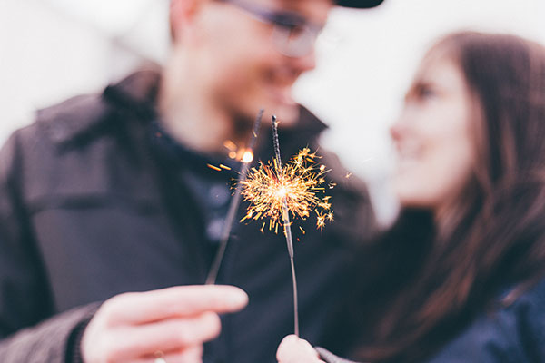 Couple formant des voeux de bonheur à la nouvelle année