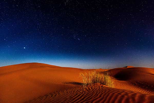 Nuit étoilée dans le désert