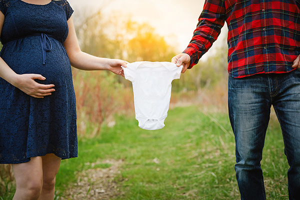 Une femme enceinte portant une robe