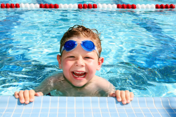 Un enfant dans la piscine