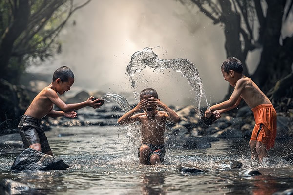 enfants se lavant à la rivière