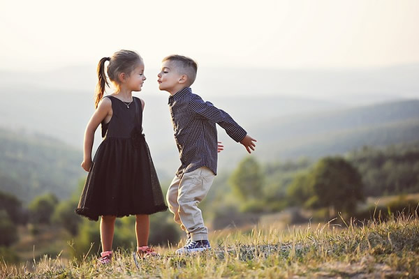 Deux enfants qui se font un bisou