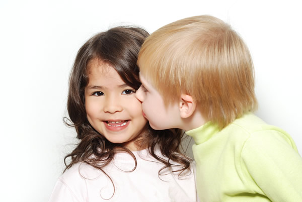 Deux enfants qui s'embrassent