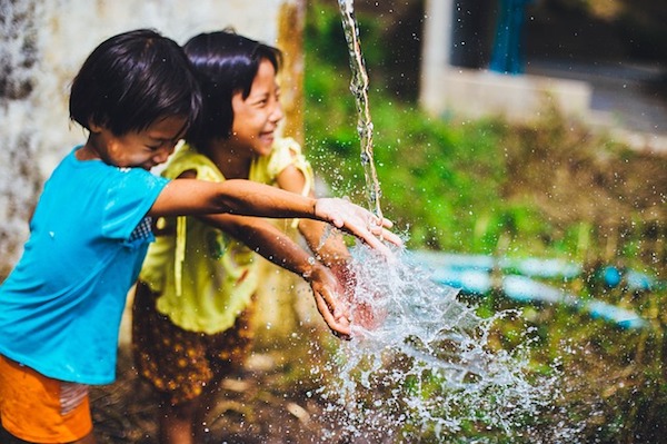 des enfants jouant avec de l'eau