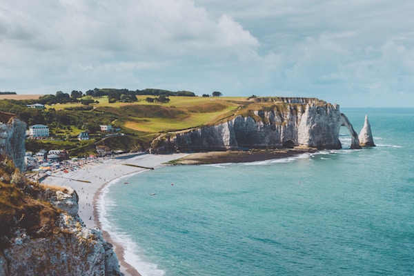 Etretat, Normandie, France - Photo par Ilnur Kalimullin sur Unsplash