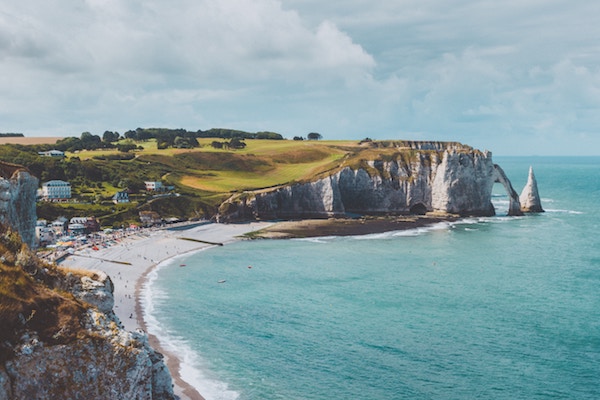 Etretat, Normandie, France - Photo par Ilnur Kalimullin sur Unsplash