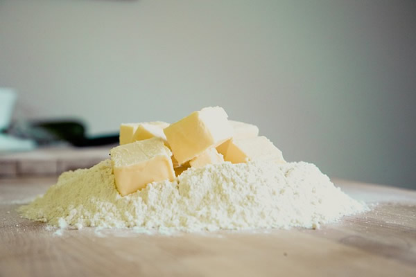 farine et beurre pour préparer les beignets