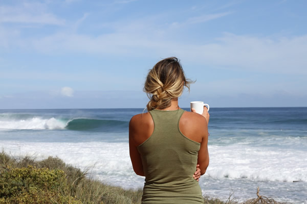 femme qui regarde la mer