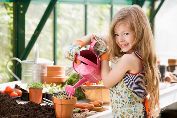 Une fille qui jardine