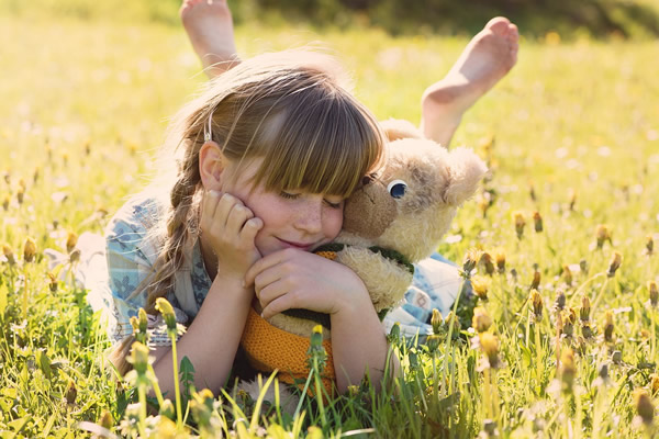 fillette et son nounours
