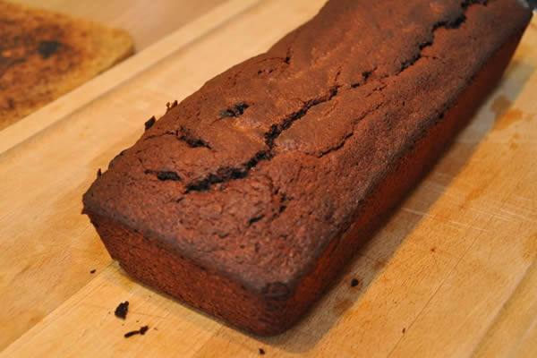 Un gâteau rectangulaire sert de base à la réalisation du train d'anniversaire