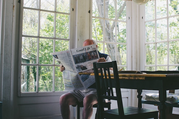 Un homme qui lit le journal