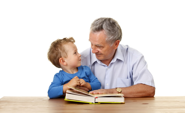 Grand-père et son petit-fils, complices autour d'un livre