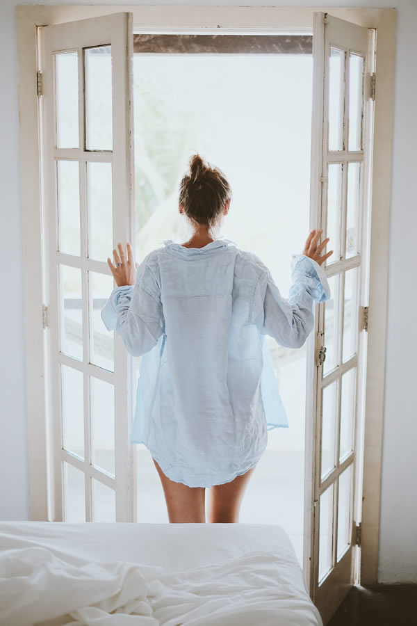 femme devant la fenêtre