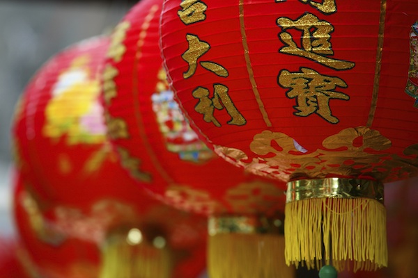 des lanternes rouges avec des caractères chinois