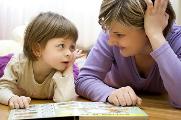 Faire la lecture à un enfant