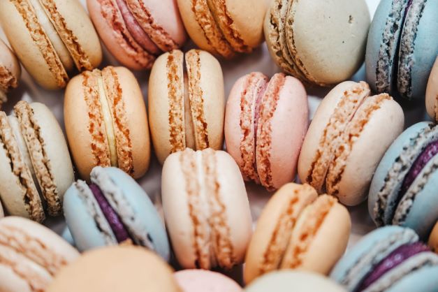 Des macarons de toutes les couleurs.