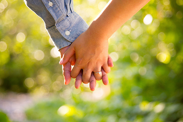 Couple dans la campagne, main dans la main