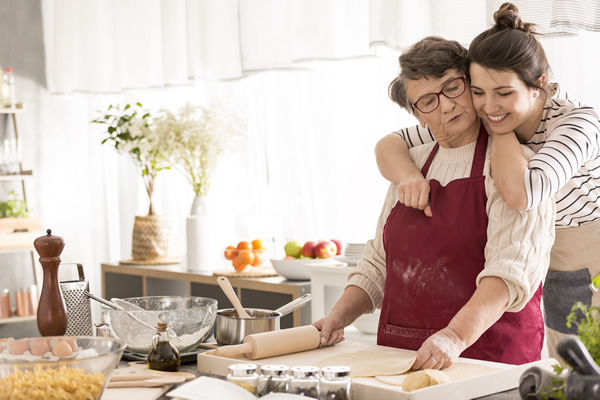Grand-mère et jeune femme cuisinent ensemble