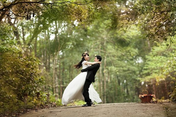 Couple jeune mariés