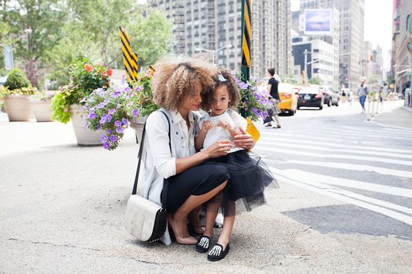 Une maman et sa fille dans la rue