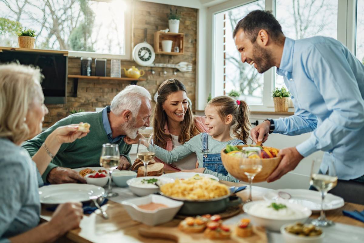 Une famille réunie autour d'une table