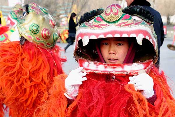 un enfant qui porte un costume