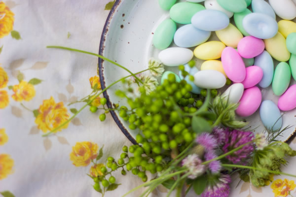 Oeufs de Pâques colorés en sucre