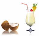 Un coktail avec une noix de coco à côté