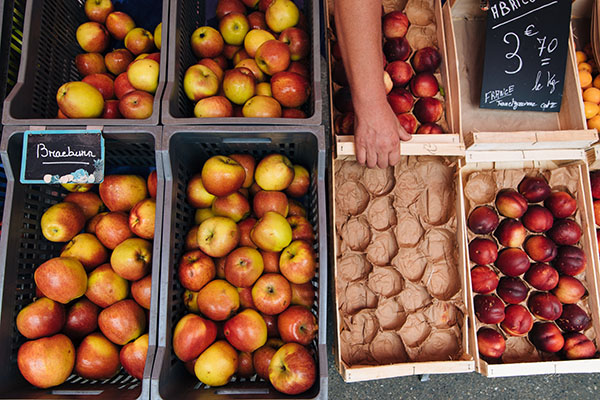 Cagette de pommes au marché