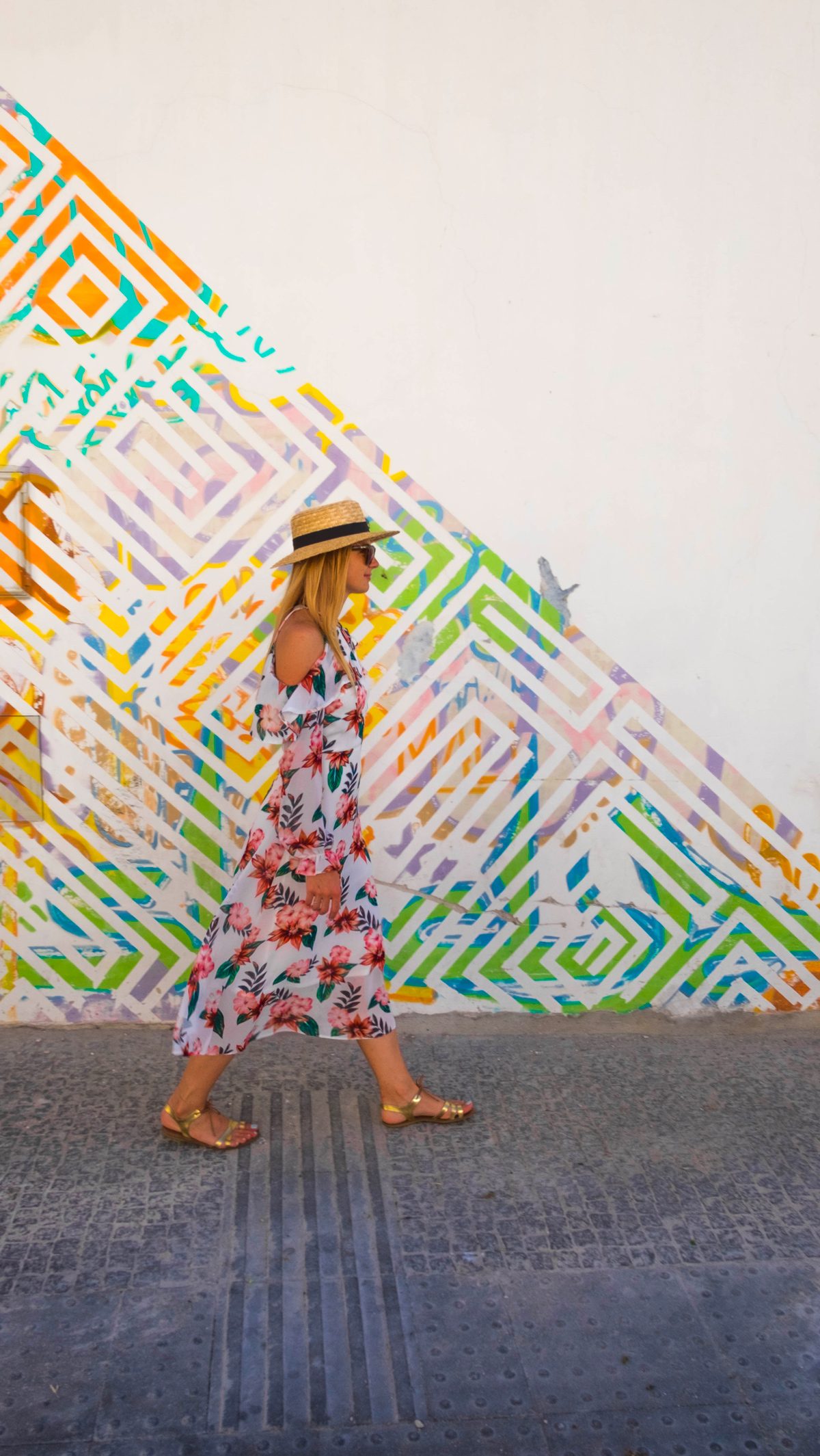 Une femme qui porte une robe à fleurs.